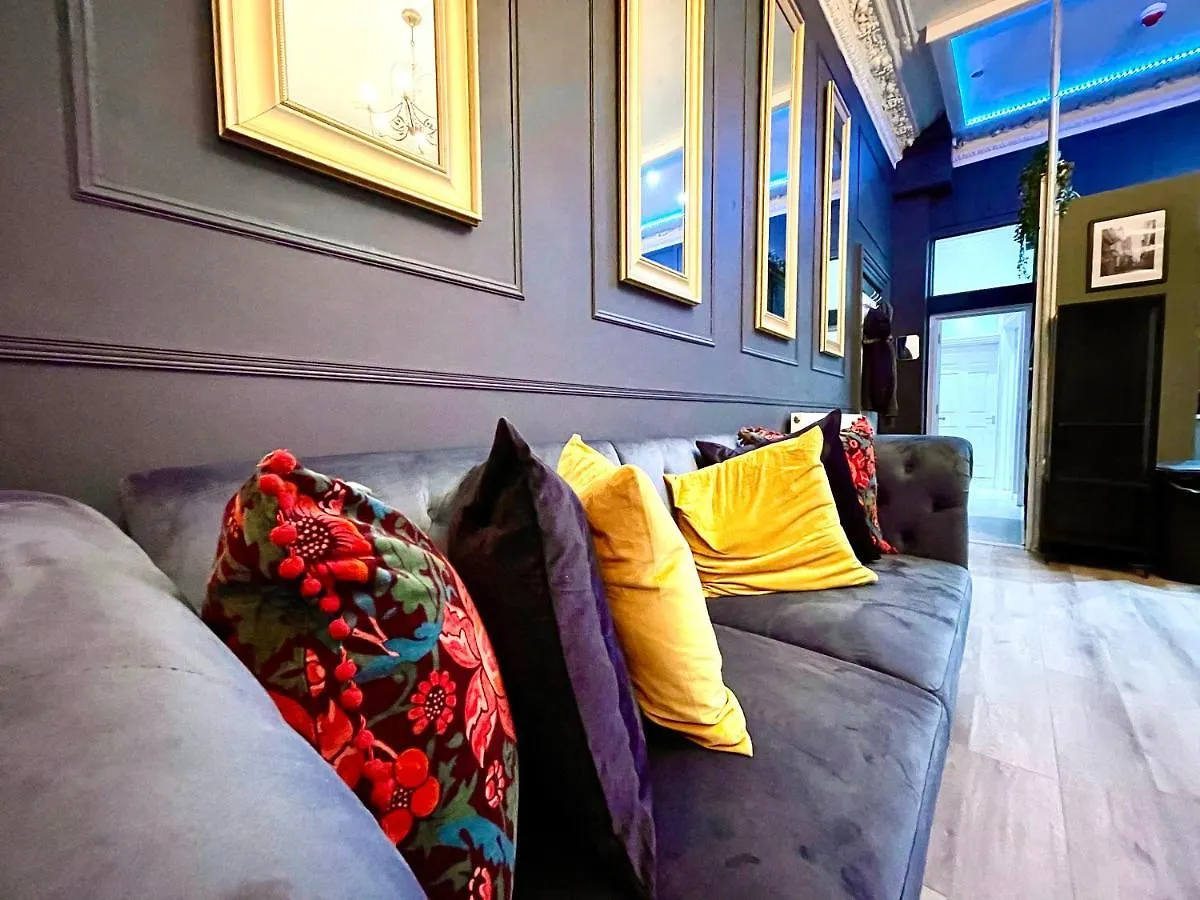 Adeamstays Provides Beautiful Centrally Located 1 And 2 Bed Apartments On Liverpools Boulevard