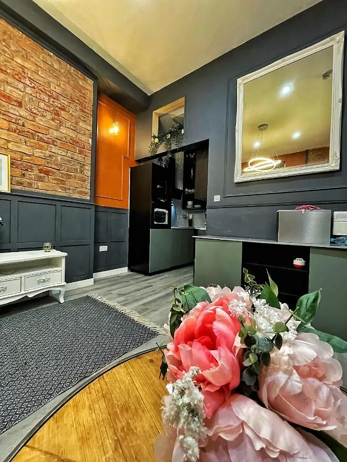 Adeamstays Provides Beautiful Centrally Located 1 And 2 Bed Apartments On Liverpools Boulevard