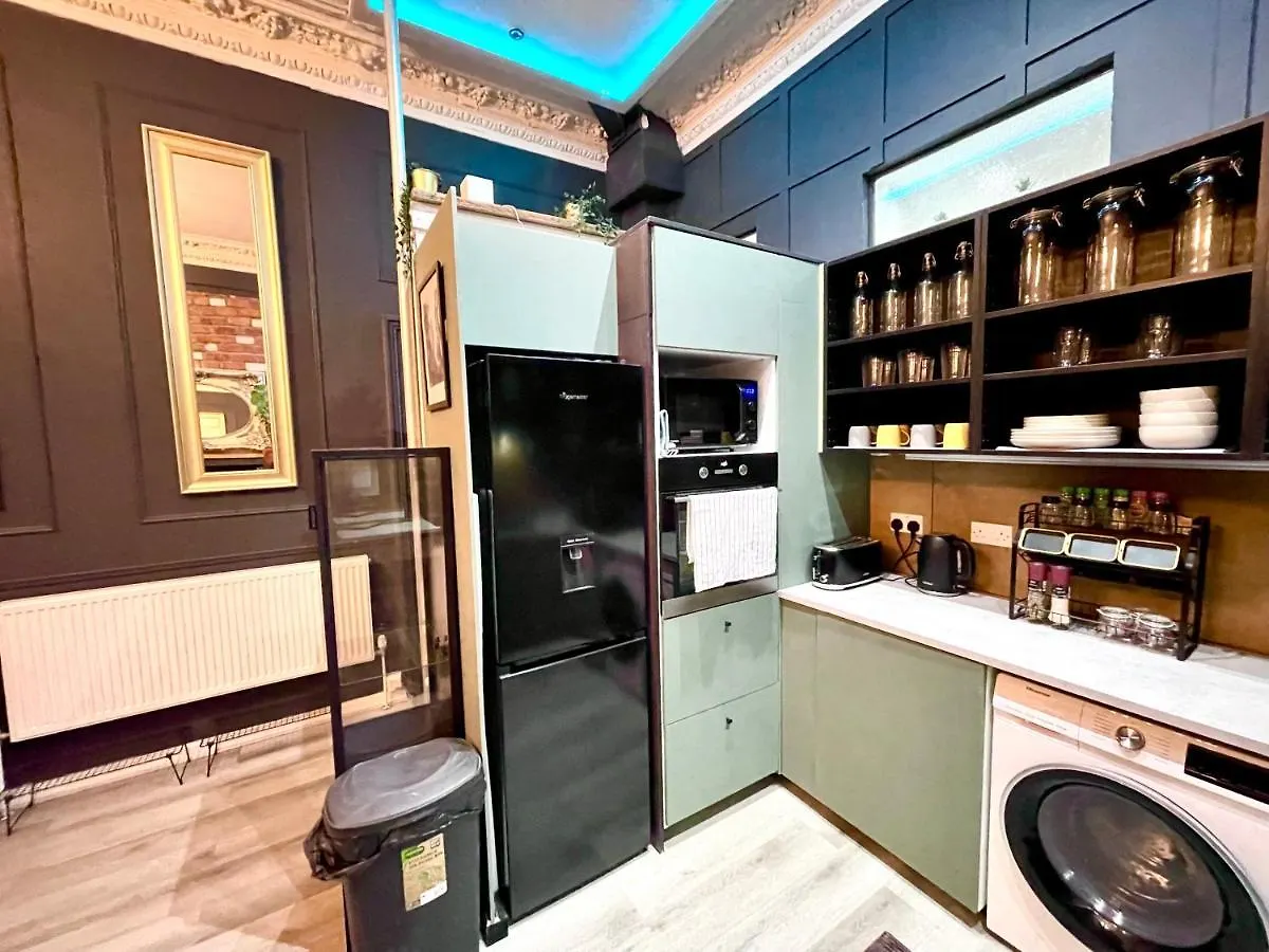 Adeamstays Provides Beautiful Centrally Located 1 And 2 Bed Apartments On Liverpools Boulevard United Kingdom