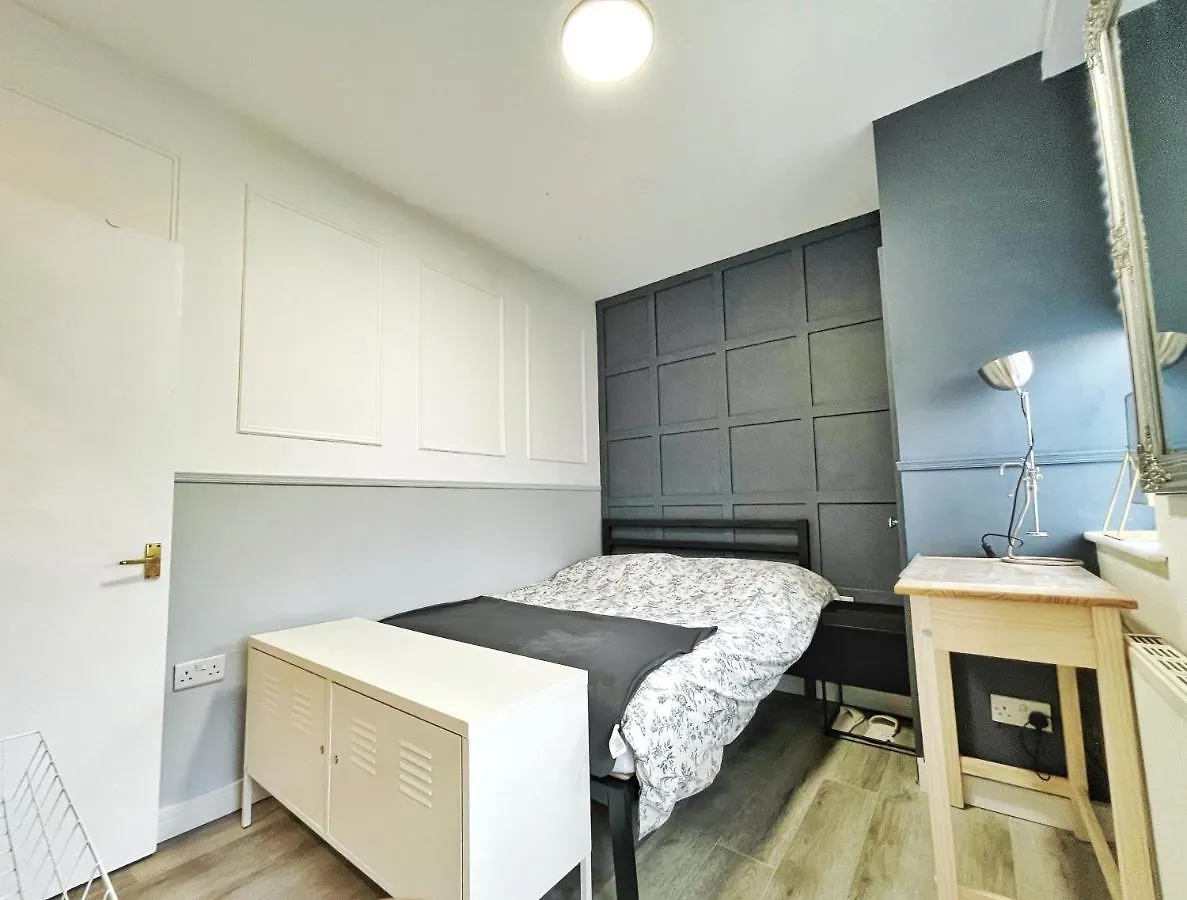 Adeamstays Provides Beautiful Centrally Located 1 And 2 Bed Apartments On Liverpools Boulevard