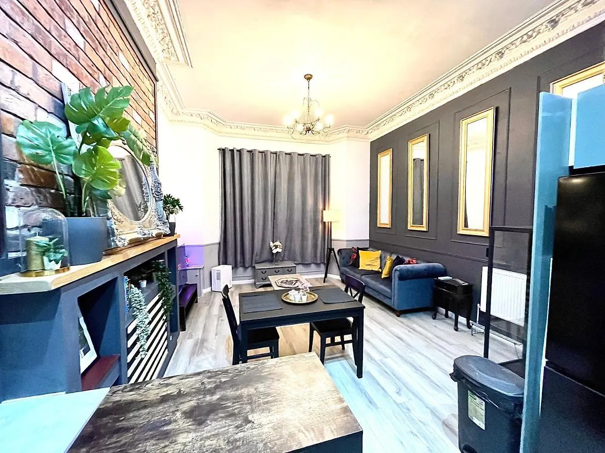 Adeamstays Provides Beautiful Centrally Located 1 And 2 Bed Apartments On Liverpools Boulevard