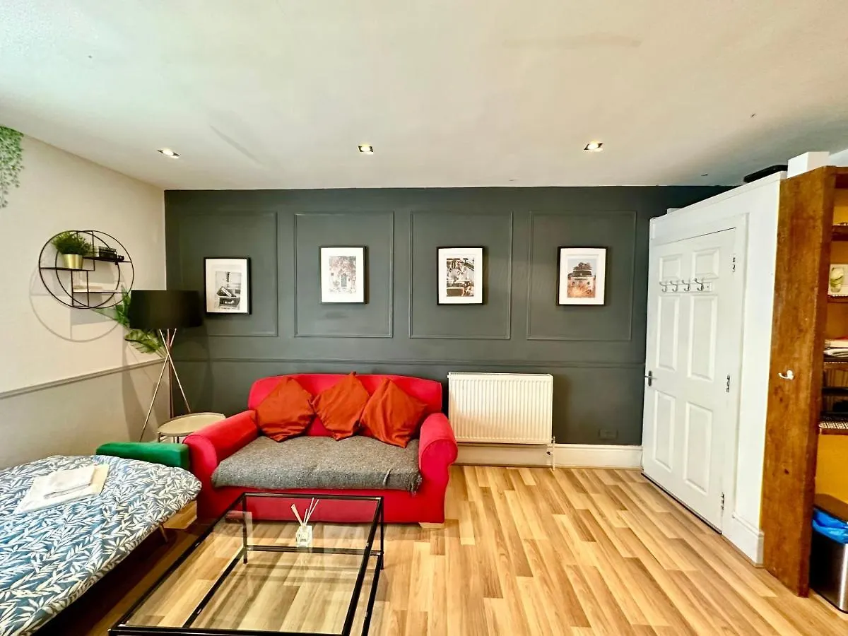 Adeamstays Provides Beautiful Centrally Located 1 And 2 Bed Apartments On Liverpools Boulevard Liverpool