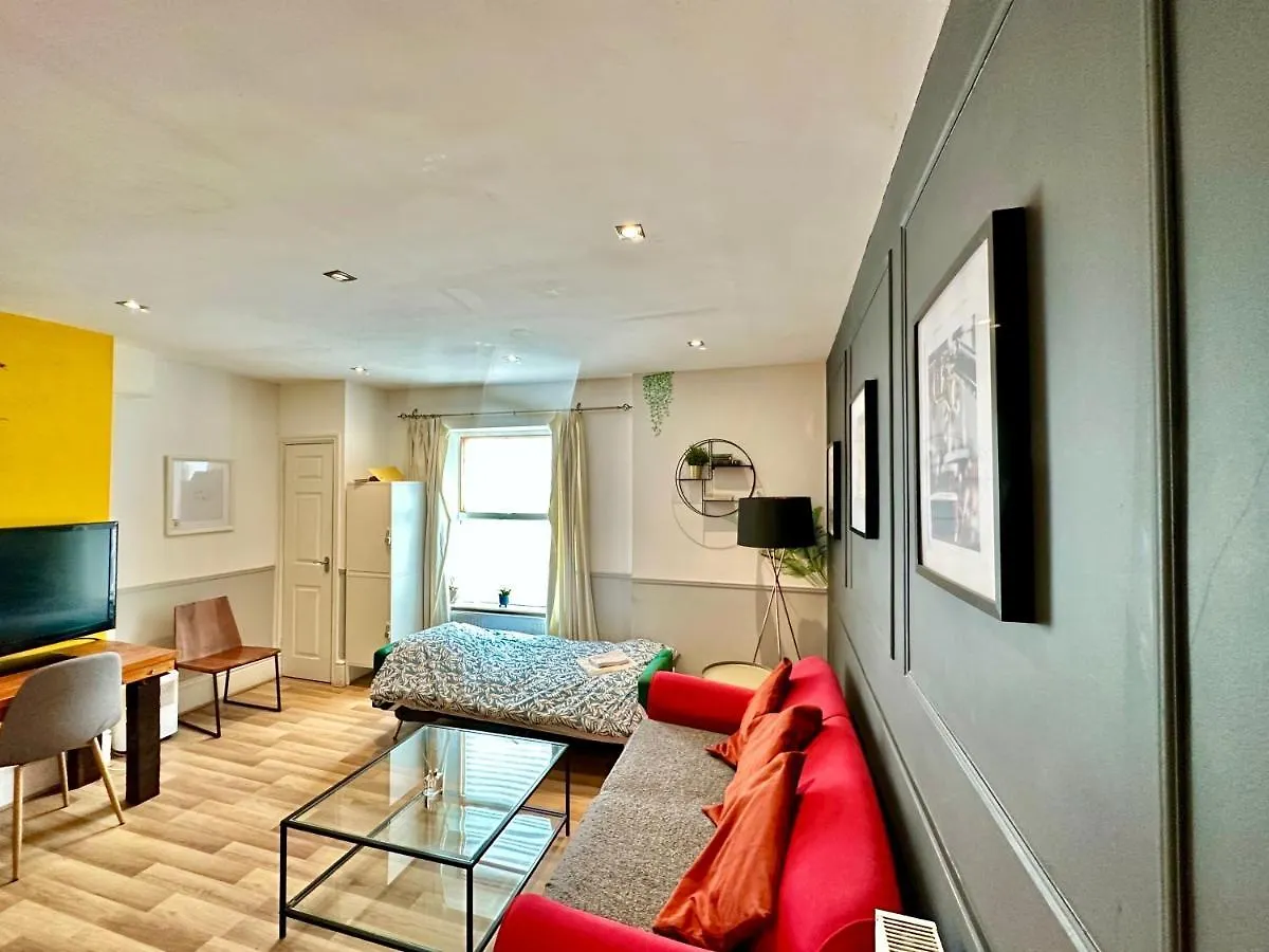 Adeamstays Provides Beautiful Centrally Located 1 And 2 Bed Apartments On Liverpools Boulevard United Kingdom