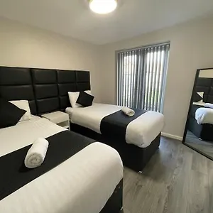 Hosted By Ryan - 2 Bedroom Liverpool